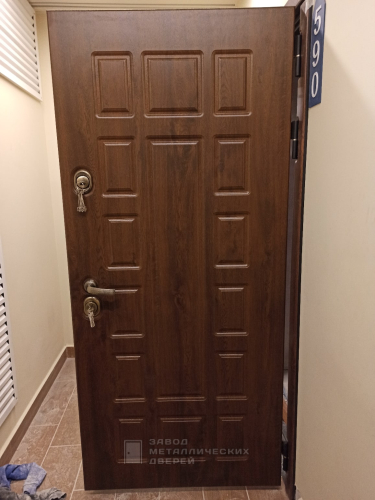 Одностворчатая коричневая железная дверь для квартиры  №29